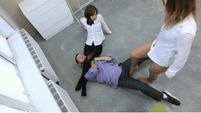 Stefania and Nicole destroy the traitor with tights